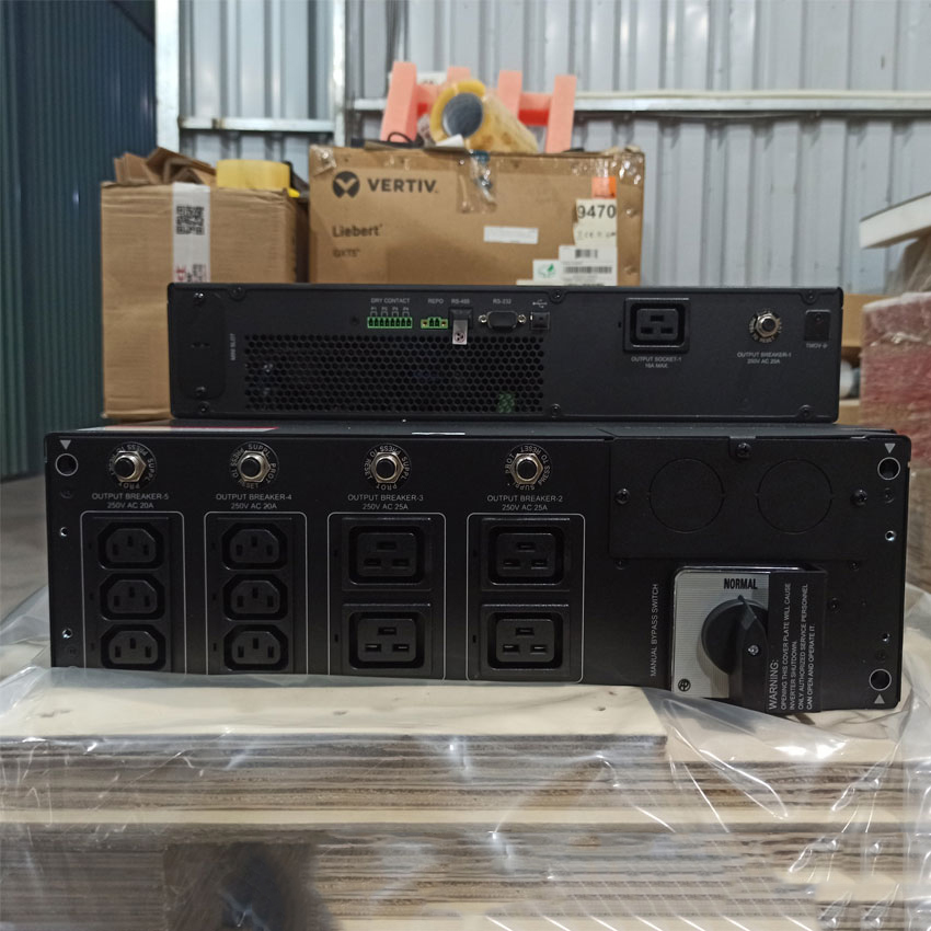 Mặt sau Bộ lưu điện Delta RT-5K UPS103R2RT0B035 10KVA/10KW (Standard Runtime Model)
